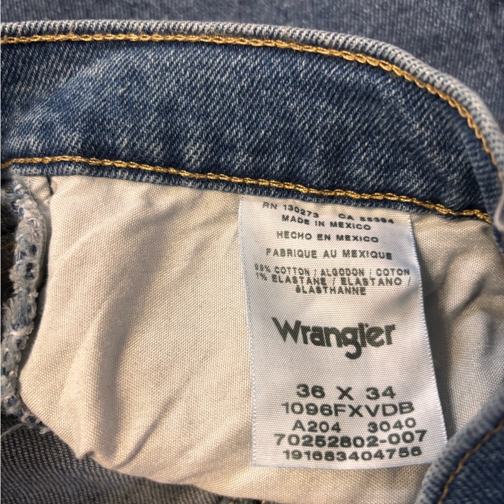 Wrangler Men's Relaxed Fit Denim Jeans. NWT - Picture 3 of 4